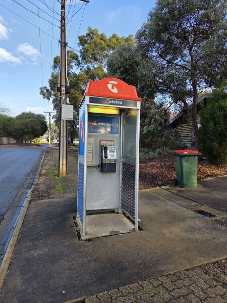 File:Payphone-08826117X2-20260528 082841.jpg